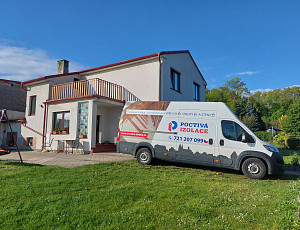 Zateplení stropu rodinného domu pomocí foukané izolace